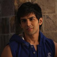 Kartik Aaryan Image