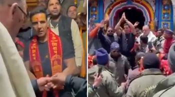 Amazing! Akshay Kumar Seeks Blessings At Kedarnath Temple, Greets Fans (Watch Video)