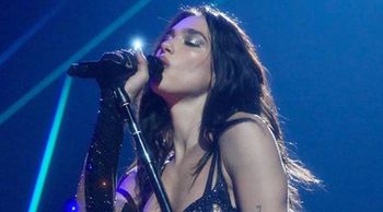 Dua Lipa uploads a BUNCH of pictures from the 2022 Tour on Instagram; Let’s look at the pictures!