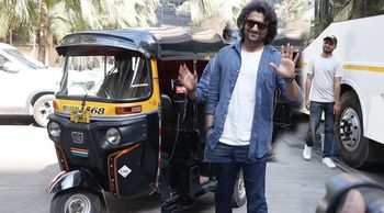 Natural Star Nani Dazzles Fans With His Simplicity And Humble Personality As He Takes A Rickshaw Ride; DEETS INSIDE!