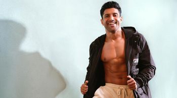 Farhan Akhtar flaunts his shirtless body; Shibani Dandekar shares a sweet reaction