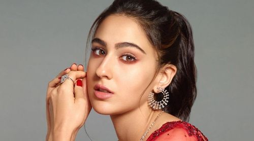 Sara Ali Khan tenders an apology to a photographer after her guards pushed him down