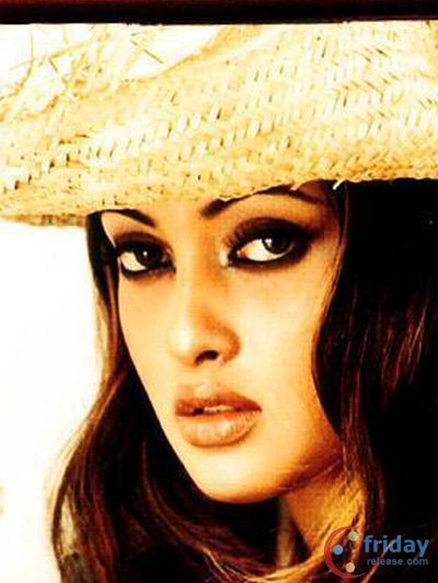 Riya Sen Photo