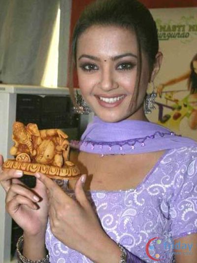 Surveen Chawla Photo