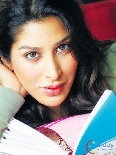 Sophie Choudry Photo