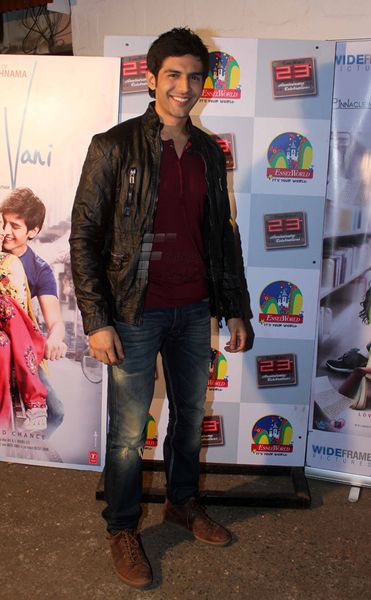 Kartik Aaryan Photo