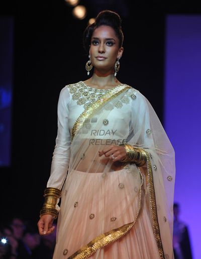 Lisa Haydon Photo