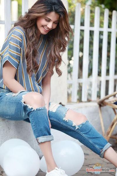 Daisy Shah Photo