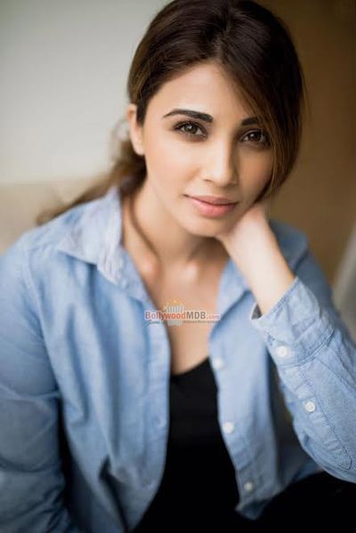 Daisy Shah Photo