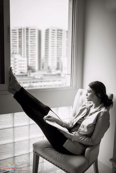 Daisy Shah Photo