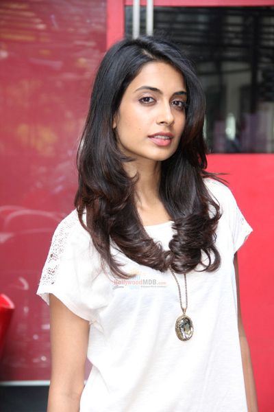 Sarah Jane Dias Photo