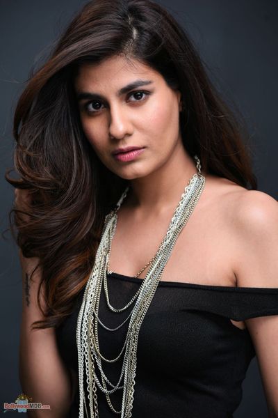 Shreya Dhanwanthary Photo