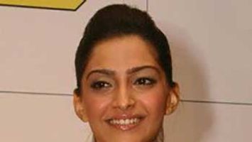 Sonam seeks Rekha's blessings