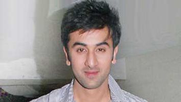 Ranbir Kapoor matches the steps with parents in \'Besharam\'
