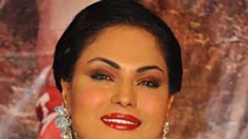 Veena Malik throws Bombastic performance at an event