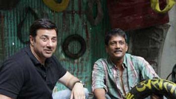 Adil Hussain repairs Sunny Deol's punctured tyre
