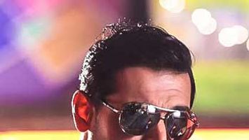 John Abraham sings a 'tapori' number in 'Welcome Back'!