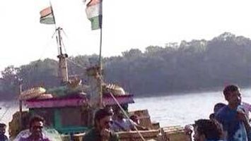 Shah Rukh Khan snapped while shooting for 'Raees' at Uran beach