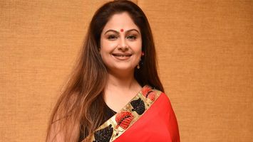 90’s actress Ayesha Jhulka to make a comeback almost after a decade!