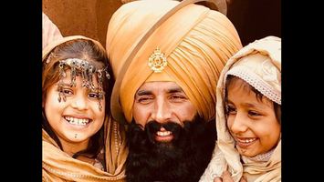Akshay Kumar shares the cutest pic from the sets of Kesari!