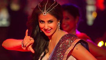 Chamma Chamma girl Urmila Matondkar comes back as Bewafa Beauty in Blackmail