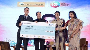 Impromptu fund-raiser appeal by Akshay Kumar! Corporate pledge to donate & help the cause!