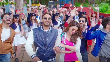 Maine Tujhe Dekha from Golmaal Again will make you express your love with Retro feel!