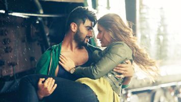 R. Balki gave evil eye bracelets to Ki & Ka cast and crew