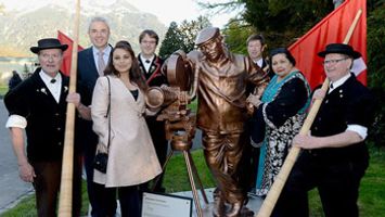 Rani Mukherjee and Pamela Chopra unleash Yash Chopra statue in Switzerland