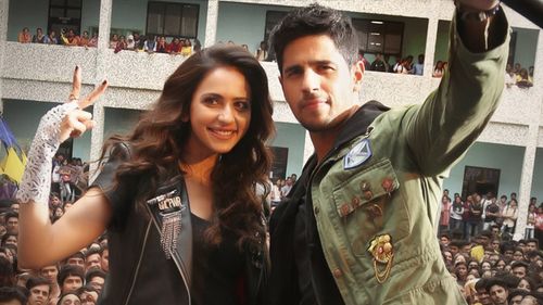 The promotional song ‘Shuru Kar’ from the upcoming film ‘Aiyaary’ out!