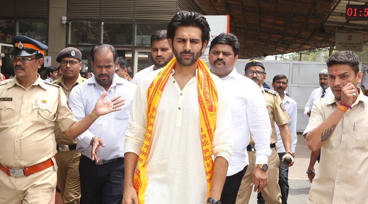 Kartik Aaryan spotted at Siddhivinayak Temple