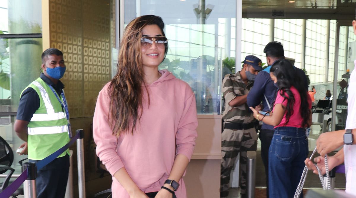 Rashmika Mandanna looks gorgeous as she flies out of the city in style