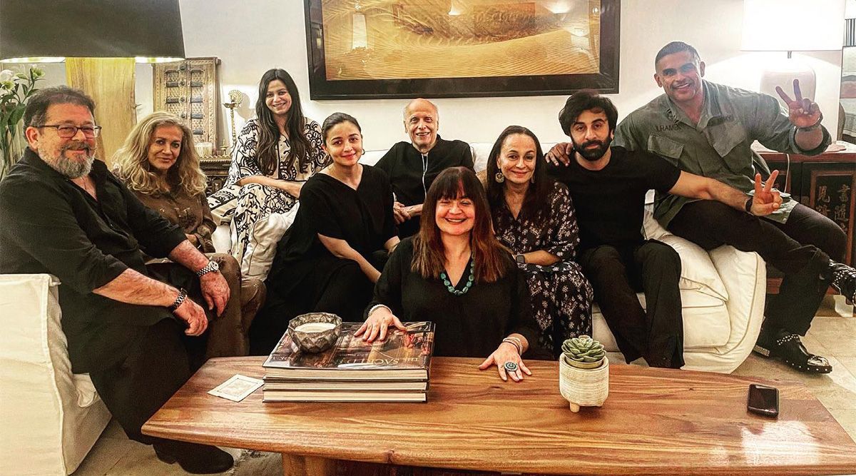 Alia Bhatt and Ranbir Kapoor posed in the family picture to celebrate Mahesh Bhatt's birthday
