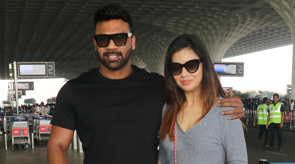 At the airport's departure, Divya Agarwal was spotted with her boy friend.