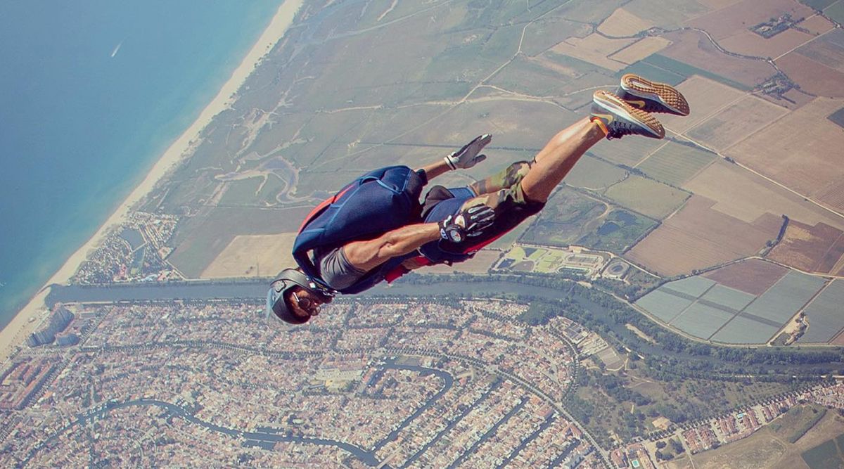 Farhan Akhtar goes skydiving in Spain; reminds fans of Zindagi Na Milegi Dobara