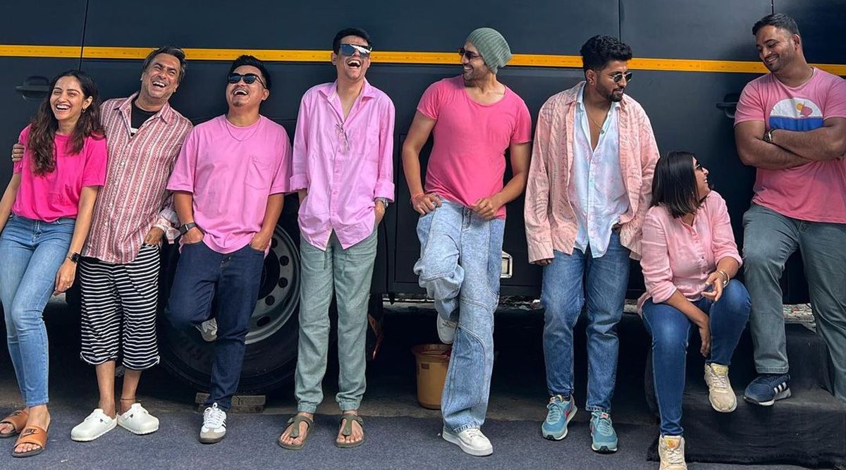 Kartik Aaryan shares a PINK picture with his crew from the sets of  SatyaPrem Ki Katha