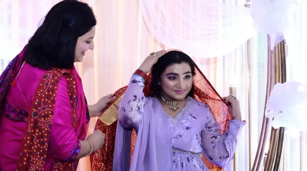 Television star Neha Marda flashes her radiant smile in the lavender ethnic outfit; Watch PICS!