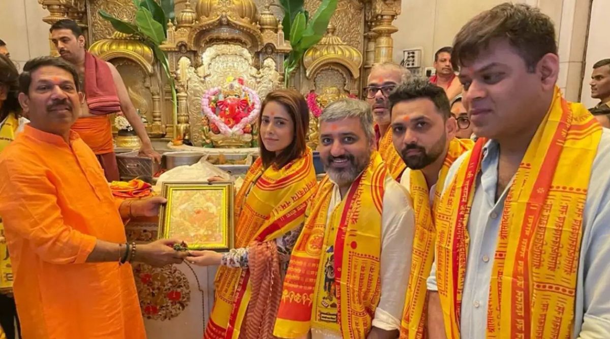 Akelli: Nushrratt Bharuccha And Entire Team Seeks Blessing From Siddhivinayak Temple Before Film's Release! (View Pics)