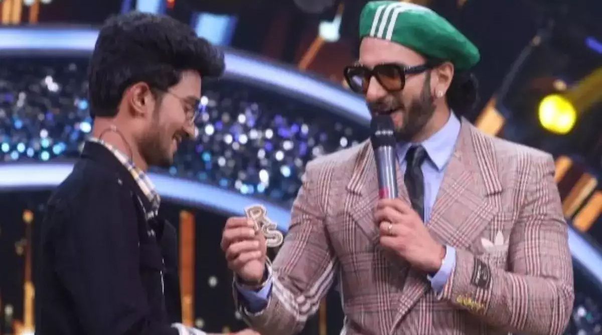 Indian Idol 13: Ranveer Singh gifts brooch 'R.S.' written to a contestant; Watch out for More!