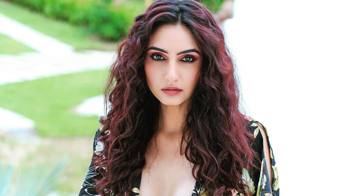 Talented actress Ragini Dwivedi is set to mark her Bollywood debut in 2023; Check Out!
