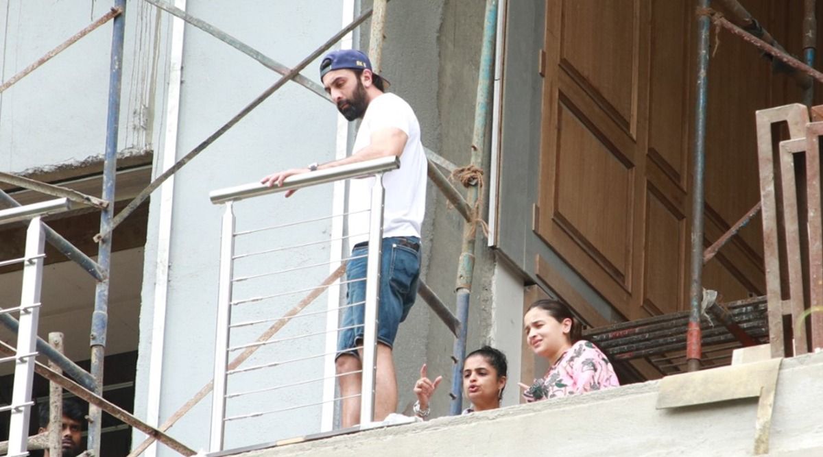 ALIA AND RANBIR CHECK ON THE BUILDING OF THEIR NEW HOME