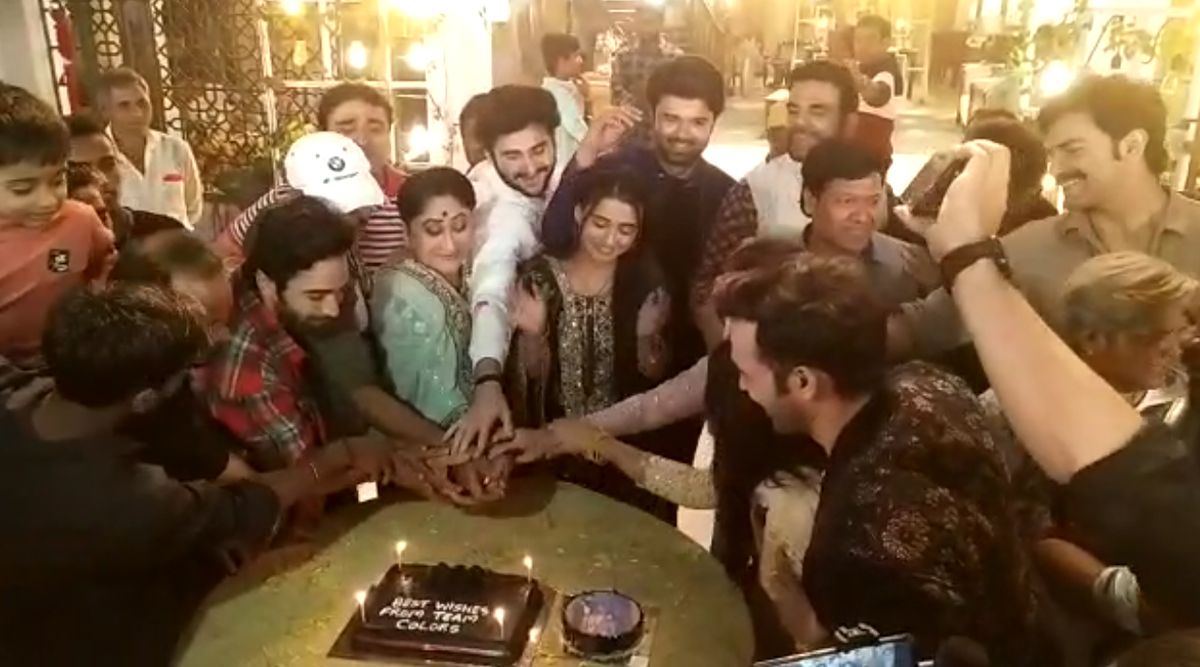 'Sasural Simar Ka 2' Team Wraps Shoot; Celebrates Last Day With A Cake Cutting Celebration! (Watch Video)