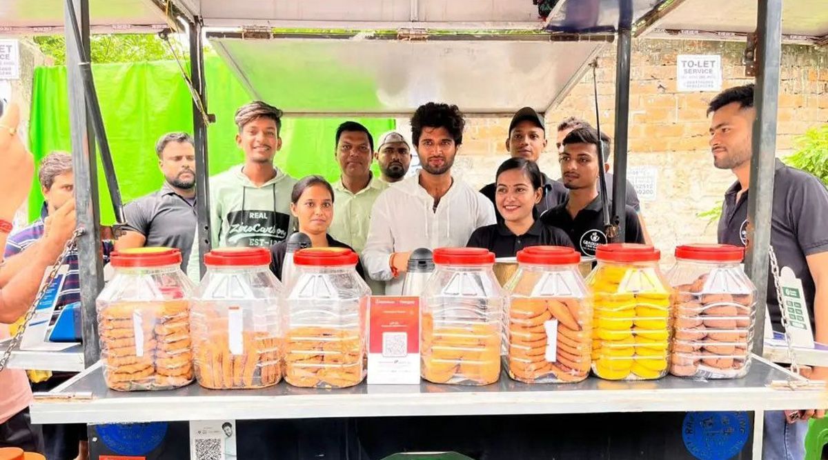 Vijay Deverakonda has chai with his Patna fans; the star is promoting his upcoming film ‘Liger’