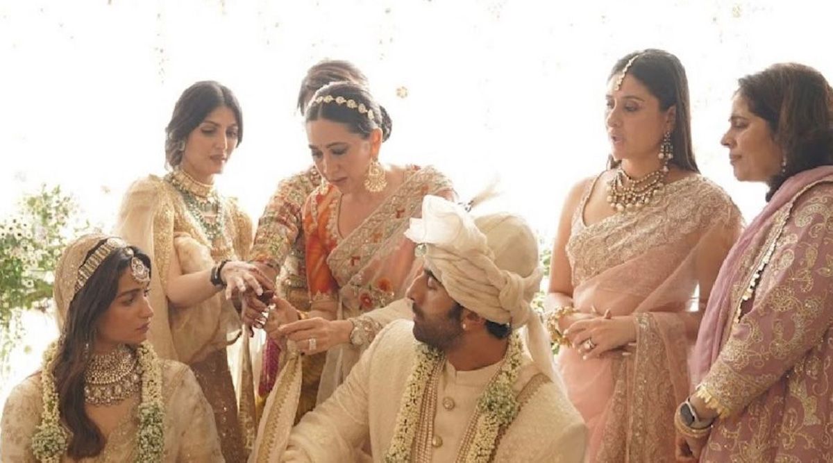Riddhima, Karishma, and Kareena come together for the Gatbandhan ritual for Ranlia's wedding! 