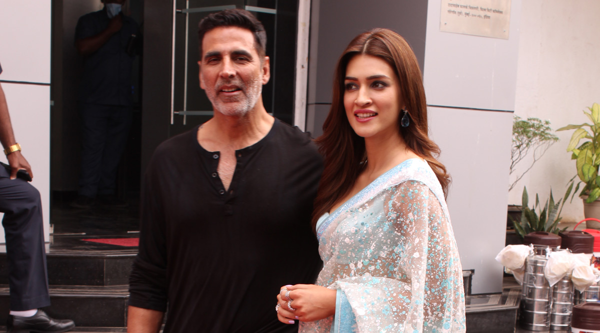 Kriti Sanon and Akshay Kumar land on the sets of Hunarbaaz to promote Bachchhan Paandey